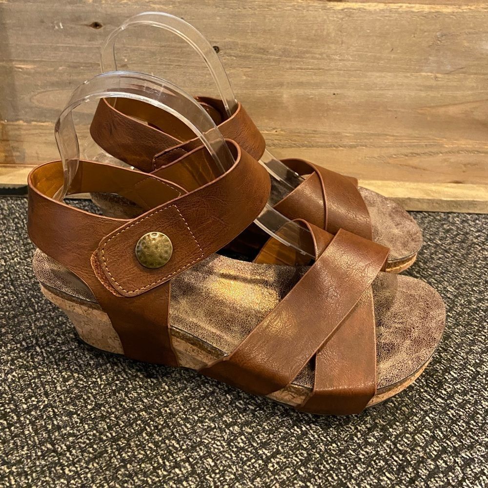 ✅Pierre Dumas Brown Wedge sandals Sz 8.5
